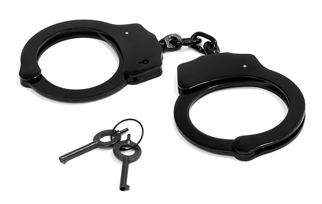 640px-Handcuffs-Black1[1].jpg